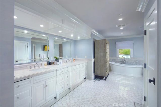 4 Inverness Lane, Newport Beach, CA 92660