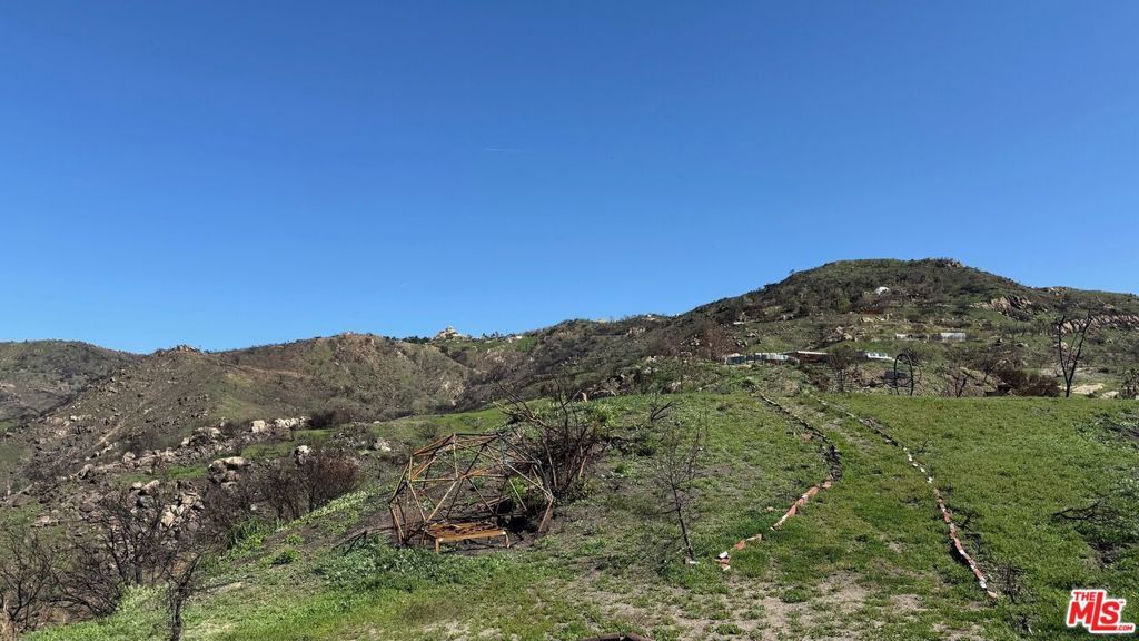 Image 13 of property listing at 2195 Little Las Flores, Topanga, CA 90290