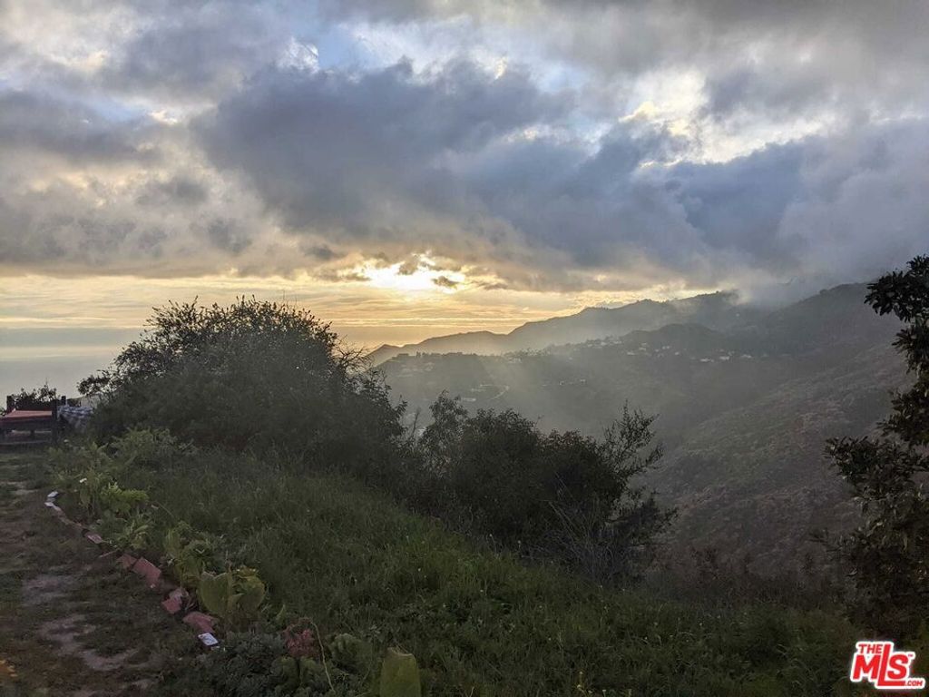 Image 17 of property listing at 2195 Little Las Flores, Topanga, CA 90290
