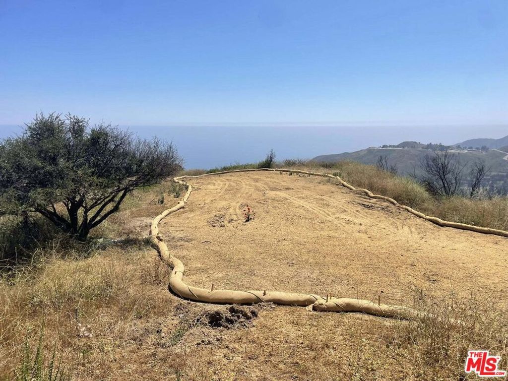 Image 3 of property listing at 2195 Little Las Flores, Topanga, CA 90290