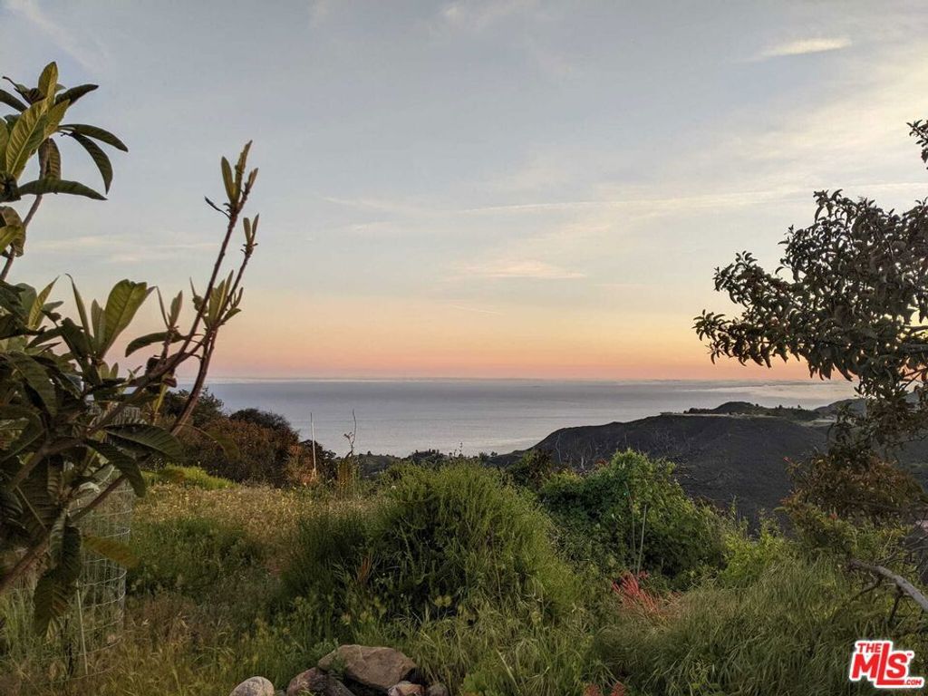 Image 9 of property listing at 2195 Little Las Flores, Topanga, CA 90290