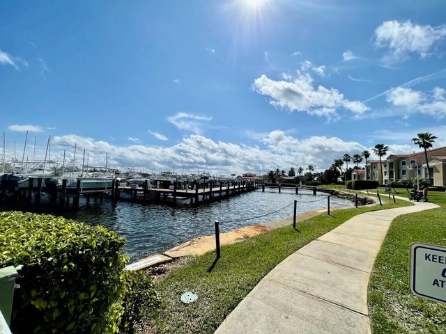 120 Yacht Club Way 305, Hypoluxo, FL 33462