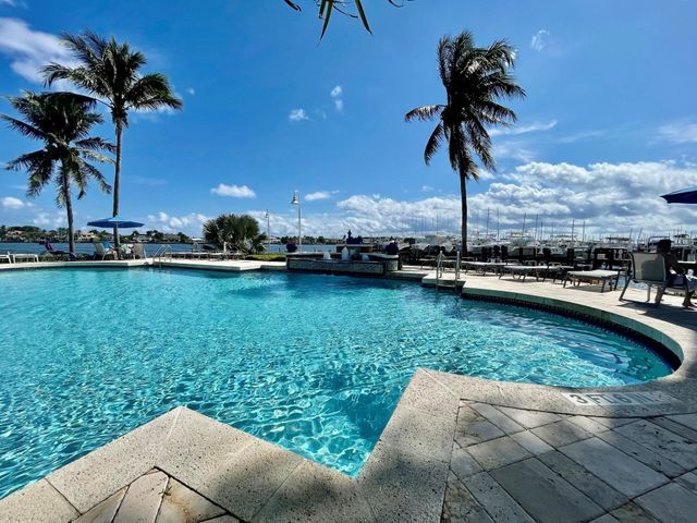 120 Yacht Club Way 305, Hypoluxo, FL 33462