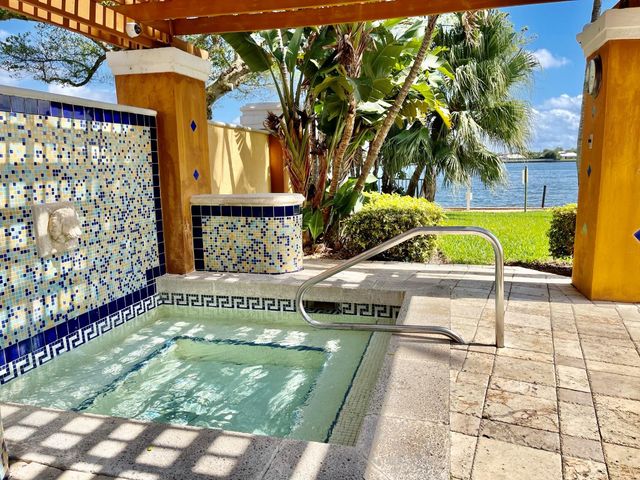 120 Yacht Club Way 305, Hypoluxo, FL 33462
