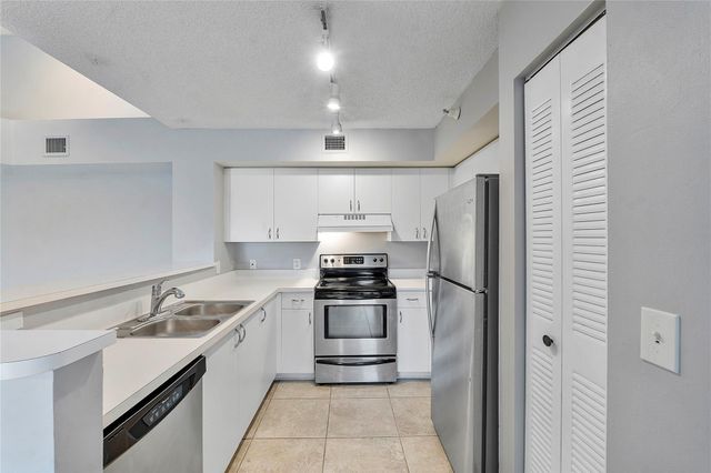120 Yacht Club Way 305, Hypoluxo, FL 33462