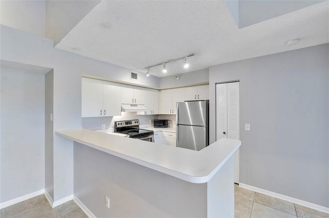120 Yacht Club Way 305, Hypoluxo, FL 33462