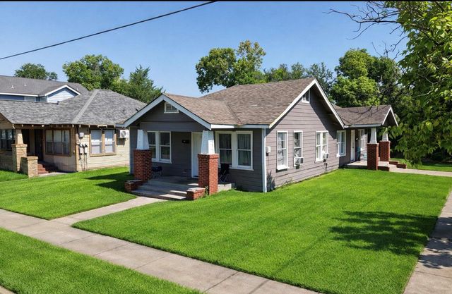 300 W James Street, Baytown, TX 77520