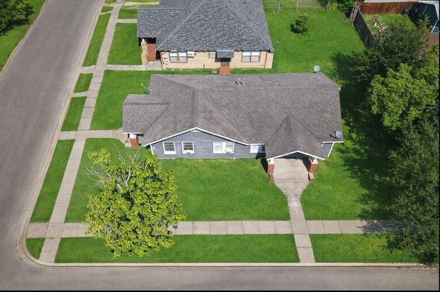 300 W James Street, Baytown, TX 77520