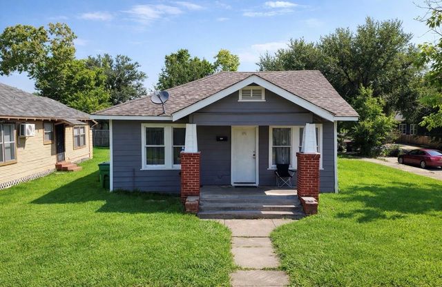 300 W James Street, Baytown, TX 77520