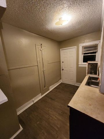 300 W James Street, Baytown, TX 77520