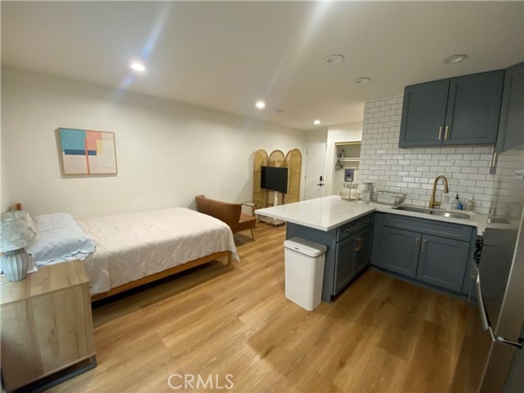 827 S Manhattan 205, Los Angeles, CA 90005