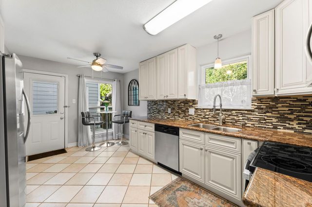 71 Hideaway Drive, Friendswood, TX 77546