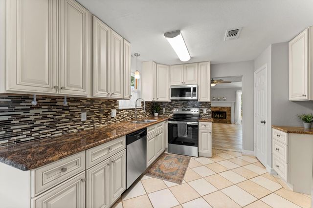 71 Hideaway Drive, Friendswood, TX 77546