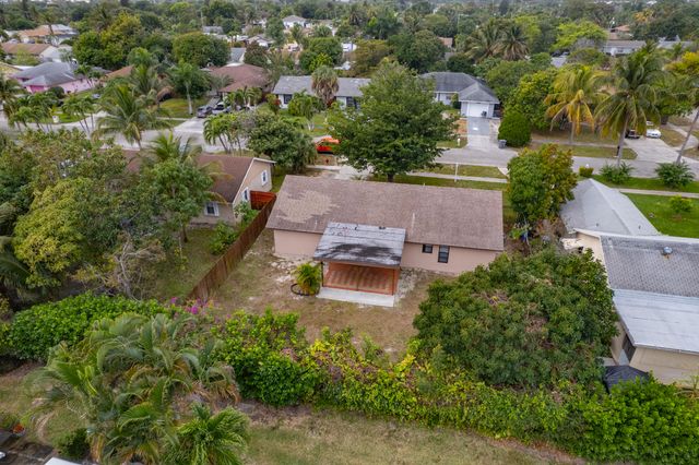 7370 Sunny Hills Terrace, Lake Worth, FL 33462