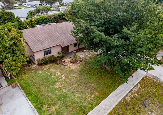 7370 Sunny Hills Terrace, Lake Worth, FL 33462