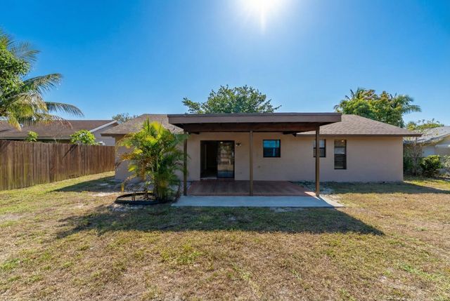 7370 Sunny Hills Terrace, Lake Worth, FL 33462