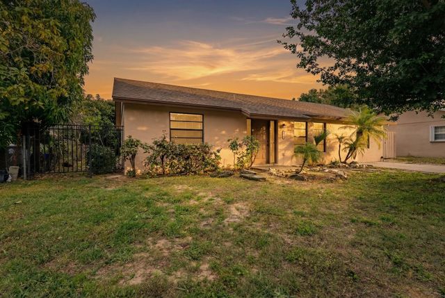 7370 Sunny Hills Terrace, Lake Worth, FL 33462