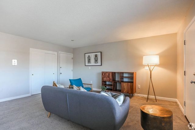 8 Lake View Gardens 6, Natick, MA 01760