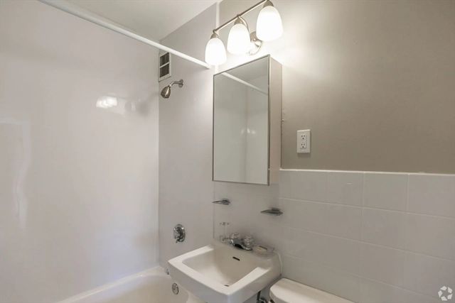 8 Lake View Gardens 6, Natick, MA 01760