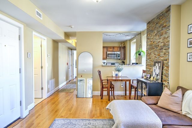 28 Chelsea St, Boston, MA 02128