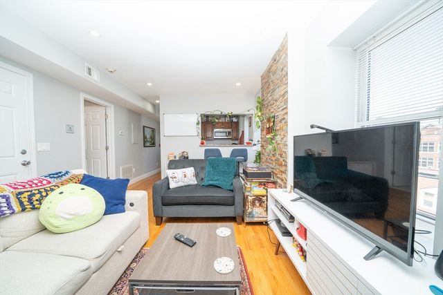 28 Chelsea St, Boston, MA 02128