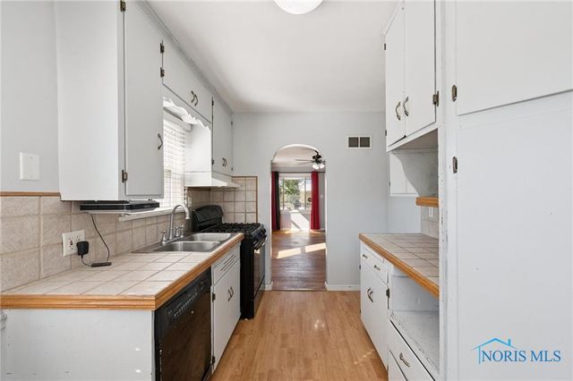 2432 Brown Road, Oregon, OH 43616