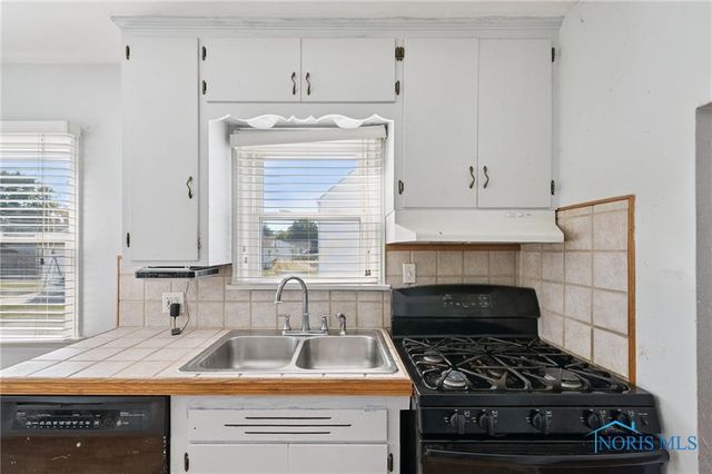 2432 Brown Road, Oregon, OH 43616