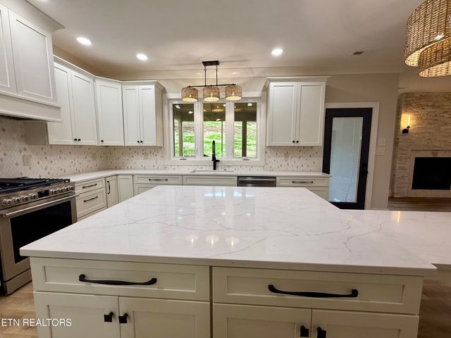 2206 Hickory Crest Lane, Knoxville, TN 37932