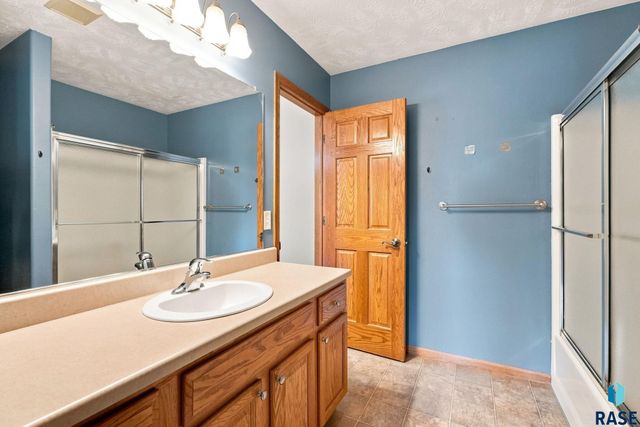 7105 S Hughes Ave Avenue, Sioux Falls, SD 57108