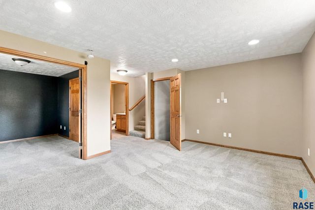 7105 S Hughes Ave Avenue, Sioux Falls, SD 57108