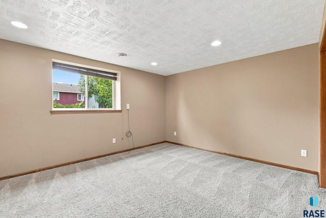 7105 S Hughes Ave Avenue, Sioux Falls, SD 57108