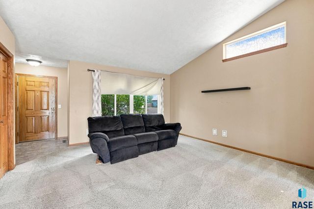 7105 S Hughes Ave Avenue, Sioux Falls, SD 57108
