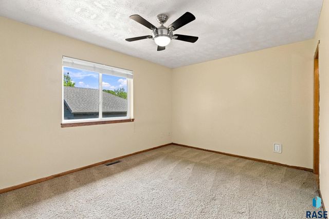 7105 S Hughes Ave Avenue, Sioux Falls, SD 57108
