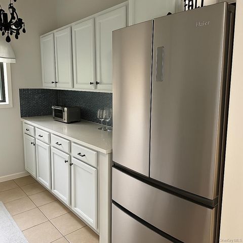 13 Pinebrook Place 13, Bay Shore, NY 11706