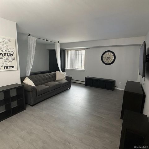 13 Pinebrook Place 13, Bay Shore, NY 11706