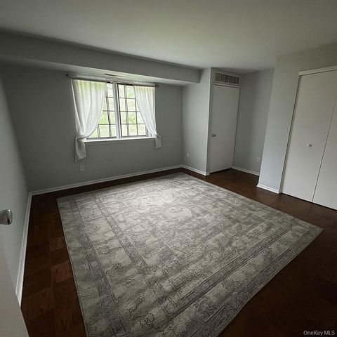 13 Pinebrook Place 13, Bay Shore, NY 11706