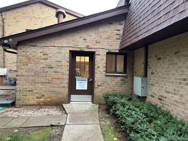 13 Pinebrook Place 13, Bay Shore, NY 11706