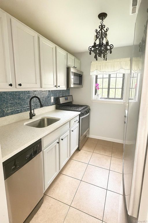 13 Pinebrook Place 13, Bay Shore, NY 11706