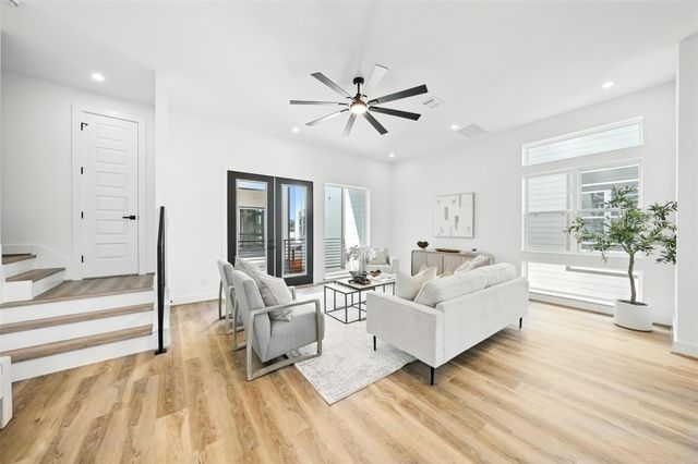 1913 Hoskins Drive E, Houston, TX 77080