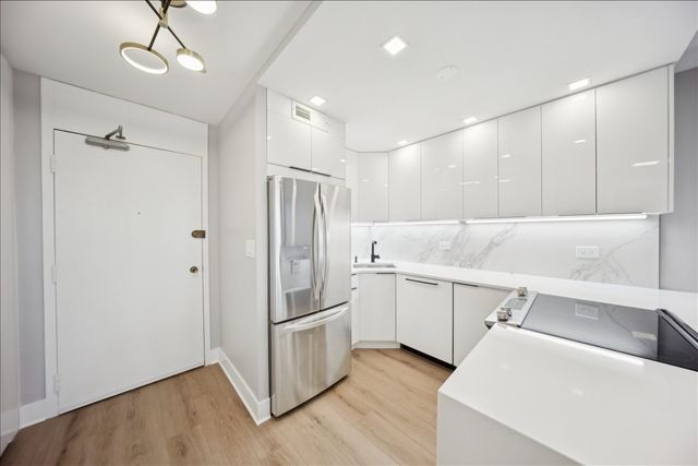 88 W Schiller Street 2107L, Chicago, IL 60610