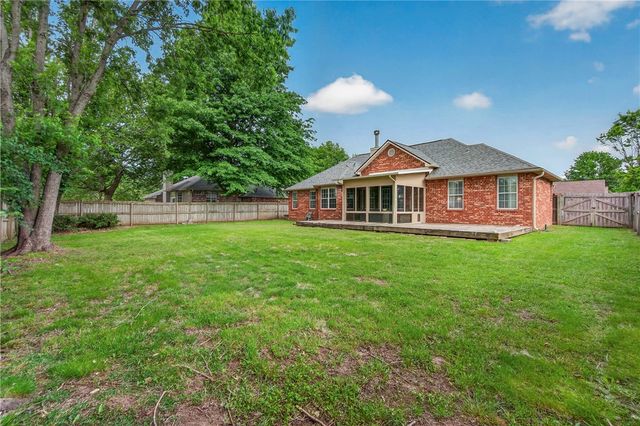 1004 Deerfield Meadow, Siloam Springs, AR 72761