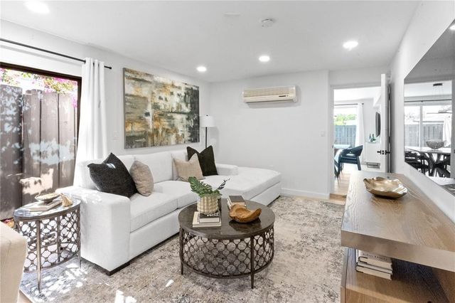 48 SE 7th Street, Hollywood, FL 33004