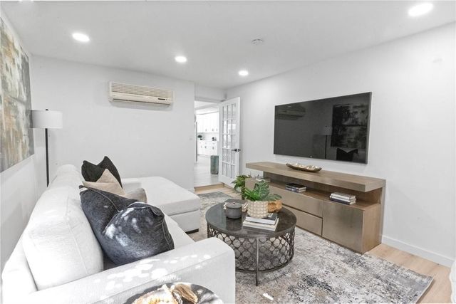 48 SE 7th Street, Hollywood, FL 33004