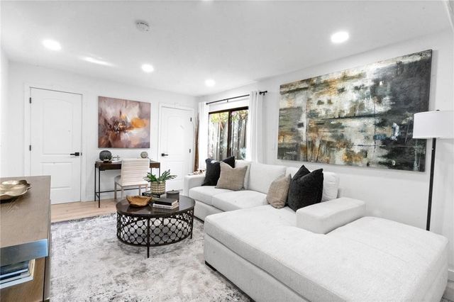 48 SE 7th Street, Hollywood, FL 33004