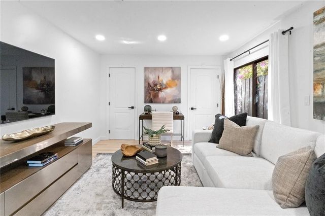 48 SE 7th Street, Hollywood, FL 33004