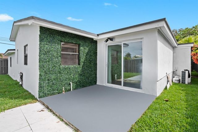 48 SE 7th Street, Hollywood, FL 33004