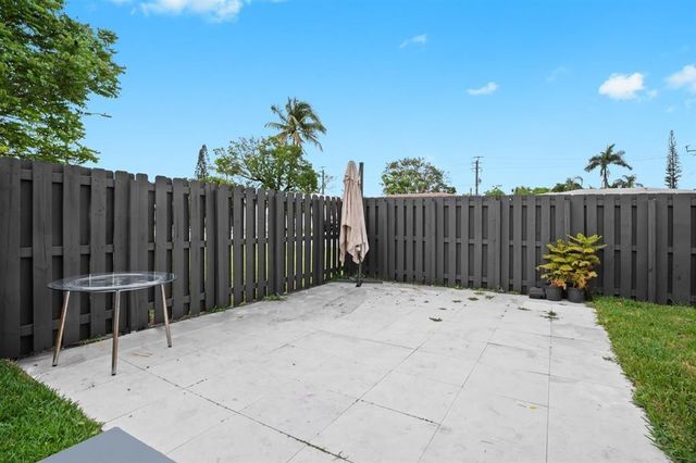 48 SE 7th Street, Hollywood, FL 33004