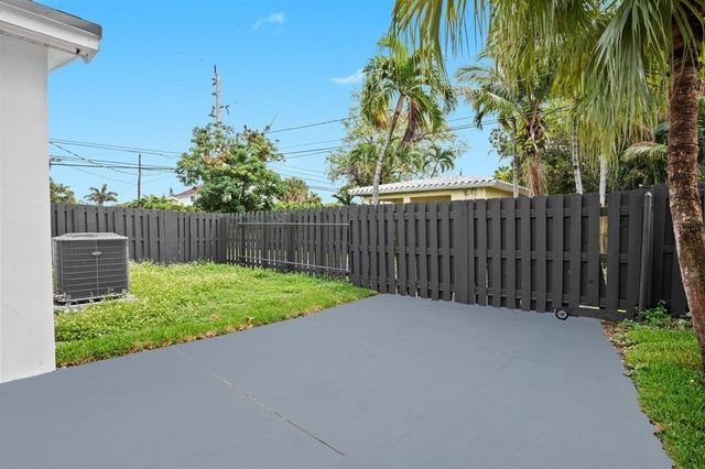 48 SE 7th Street, Hollywood, FL 33004