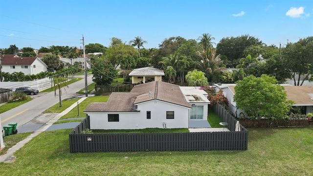 48 SE 7th Street, Hollywood, FL 33004
