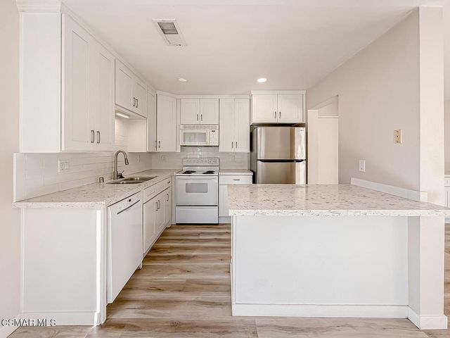 291 Sequoia Court 17, Thousand Oaks, CA 91360